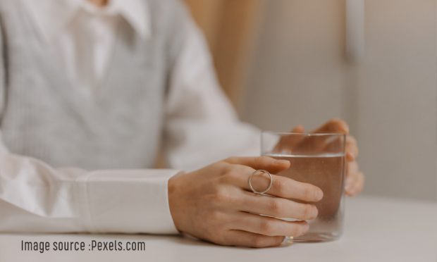 7 Efek Positif Bagi Tubuh Jika Biasakan Minum Sambil Duduk