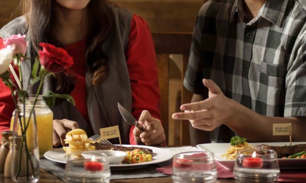 5 Tips Menyiapkan Makan Malam Romantis di Rumah ala Restoran Mewah